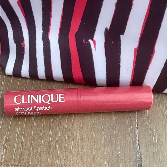 Clinique Cosmetic Bag with Travel Size Mascara and Lipstick - Picture 2 of 4